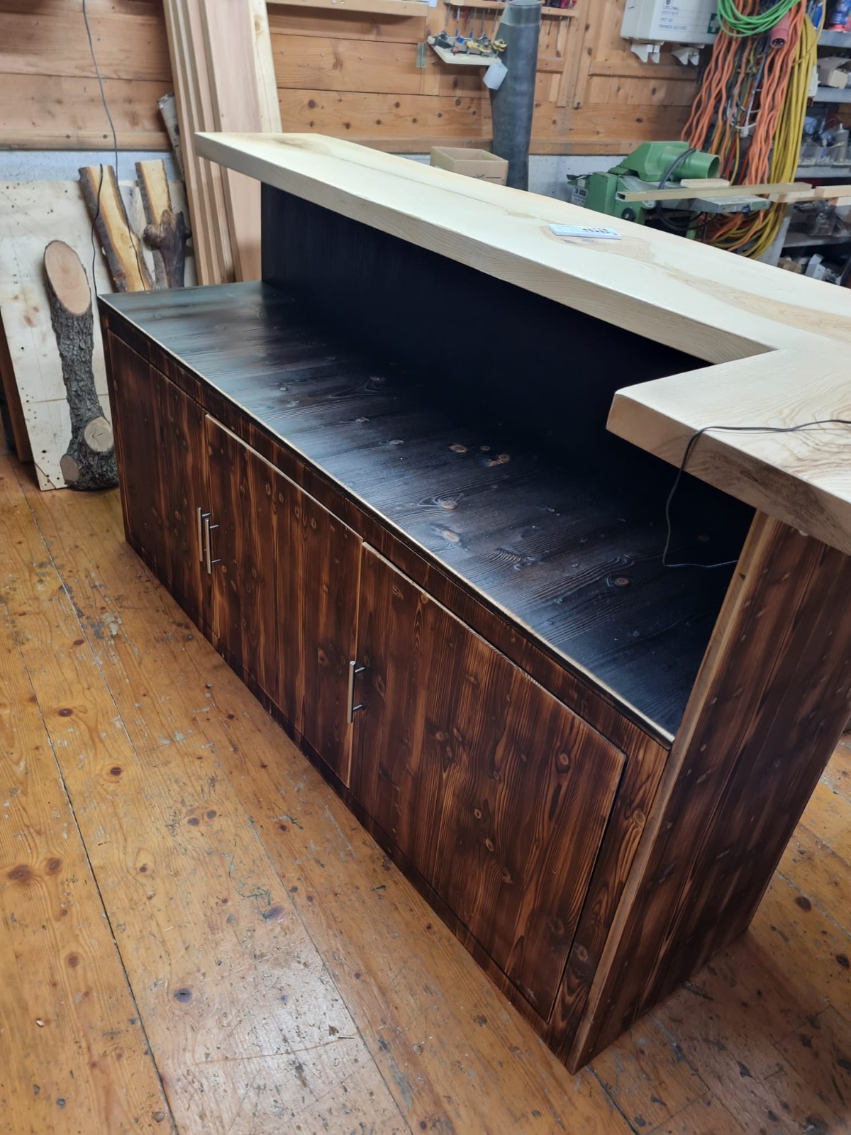 Bar aus Holz